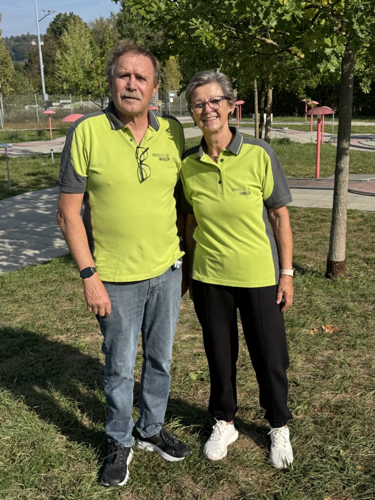 Zwei Clubmitglieder in grünen Clubshirts auf der Minigolfanlage Wohlen beim Abschluss-Cup 2026
