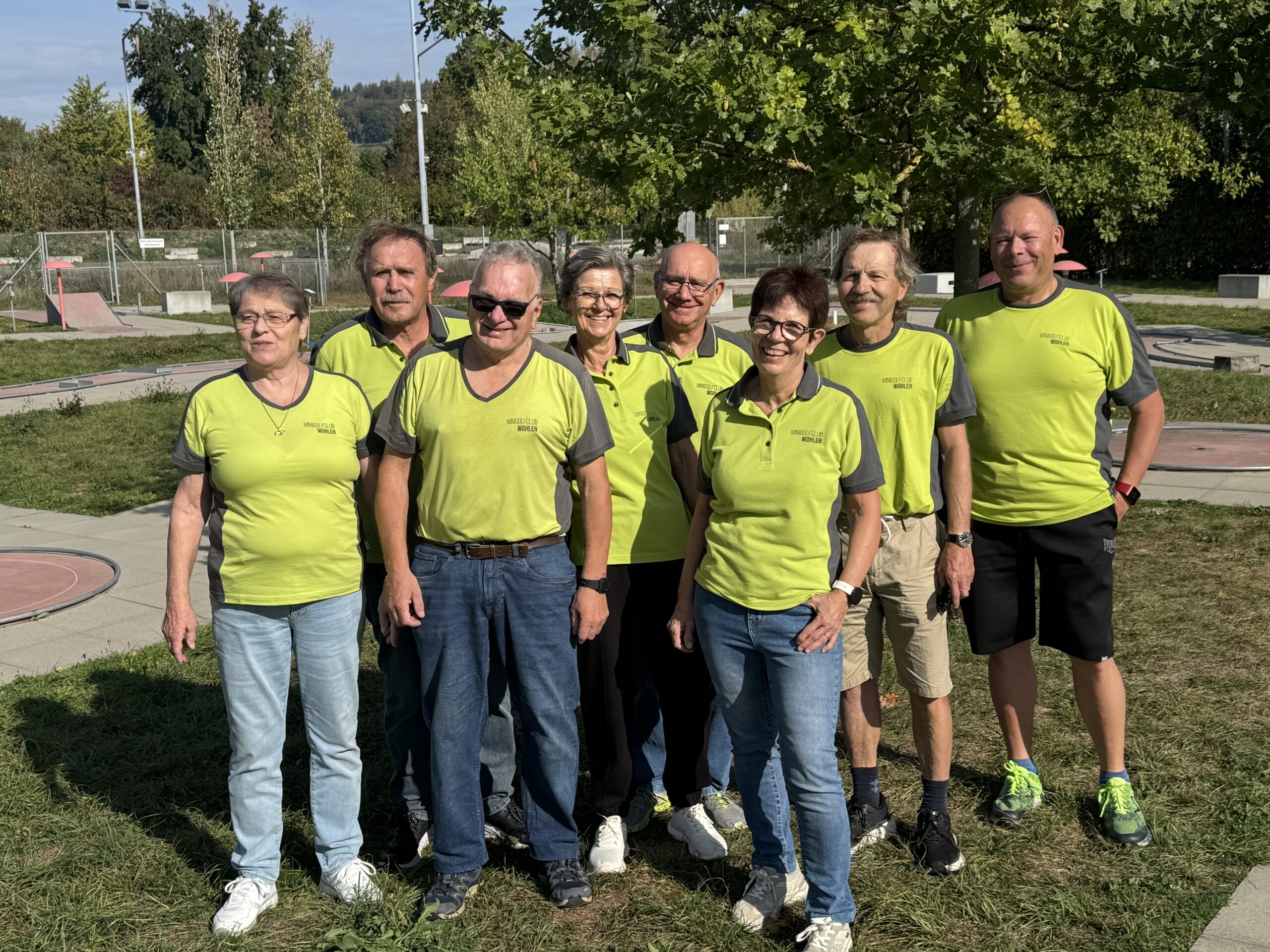 Teilnehmerinnen und Teilnehmer des Abschluss-Cups 2026 in grünen Clubshirts auf der Minigolfanlage Wohlen